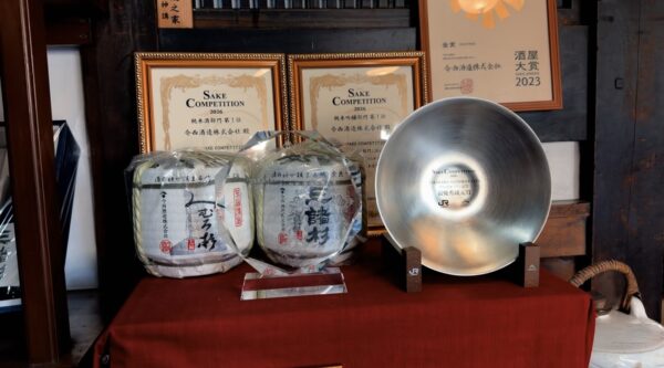 今西酒造に飾られたSAKE COMPETITION 2026の賞状とトロフィー